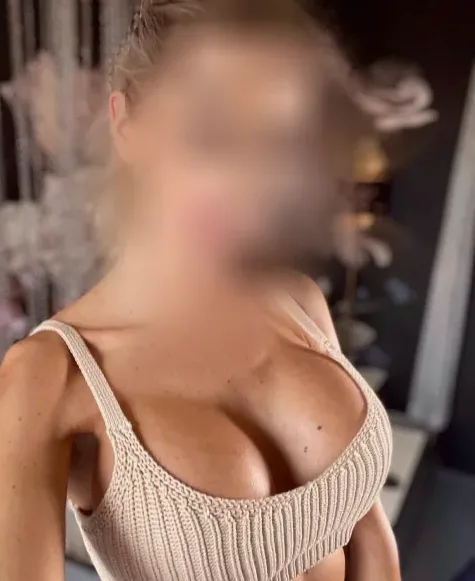 Manuela, 36